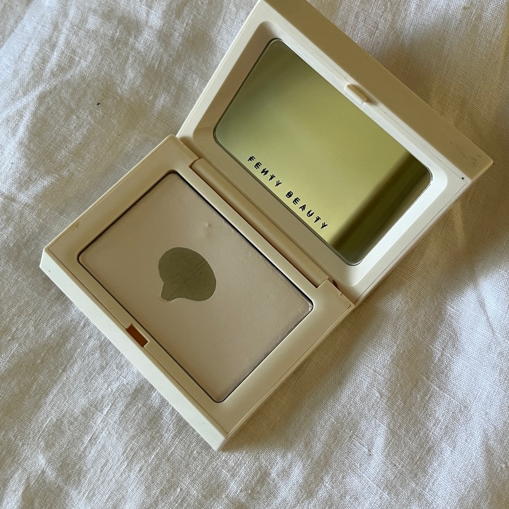 Fenty Beauty Invisimatte Universal Setting Powder - Picture 2 of 3